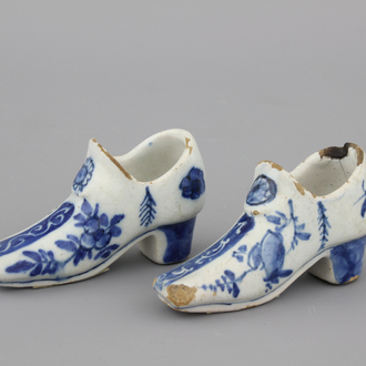 Paire de souliers en faïence de Delft, bleu et blanc, 18e