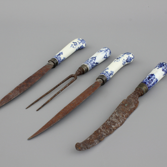 Lot van 4 blauw en witte mes- en vorkgrepen in zachte specie, Saint-Cloud, 18e eeuw