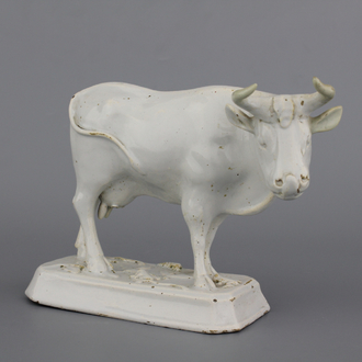 Vache dressée en faïence blanche de Delft, 18e