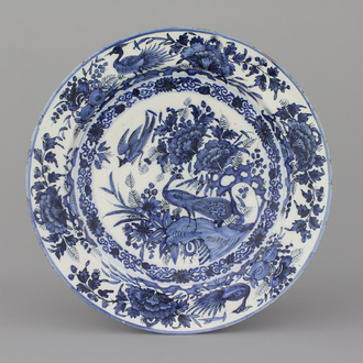 Grand plat très fin en faïence de Delft, bleu et blanc avec chinoiserie, fin 17e