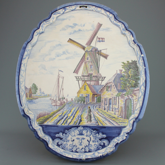 Plaquette décorative impressionante en faïence polychrome de Delft, 19e