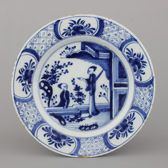 Blauw en witte Delftse schaal met chinoiserie, 18e eeuw
