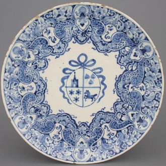 Une assiette armoiriée en faïence de Delft bleu et blanc, vers 1700