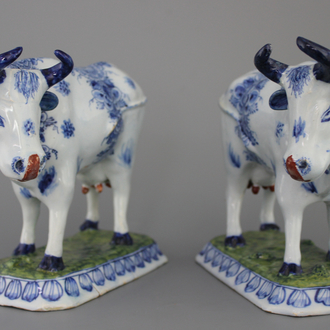 Une paire de vaches en faïence de Delft, 18ème