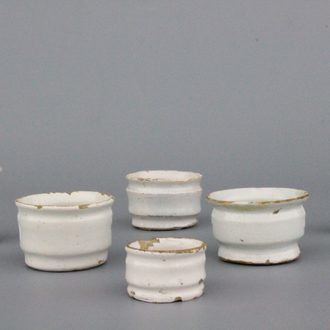 Petite collection de 6 pots d'onguent en faïence blanche de Delft, 17e-18e
