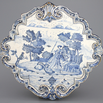 Fijne blauw en witte Delftse plaquette met romantisch decor, 18e eeuw