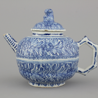 A fine Dutch Delft blue and white teapot and cover, 18th C.