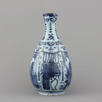 Vase en forme de bouteille en faïence de Delft, bleu et blanc avec chinoiserie, style Wan-Li, 17e
