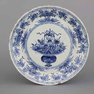 Fijn blauw en wit Delfts pannenkoekenbord met chinoiserie, ca 1720