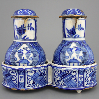 Blauw en wit Delfts olie- en azijnstel met chinoiserie, 18e eeuw