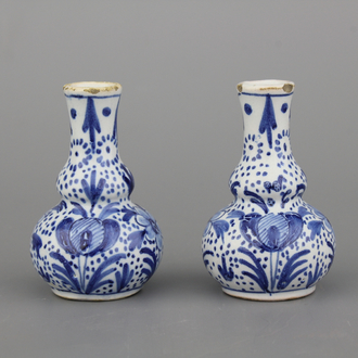 Paire de vases en forme de bouteilles pour maison de poupées en faïence de Delft, bleu et blanc, 18e
