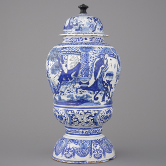 Vase couverte remarquable en forme d'urne en faïence de Delft, chinoiserie, 17e