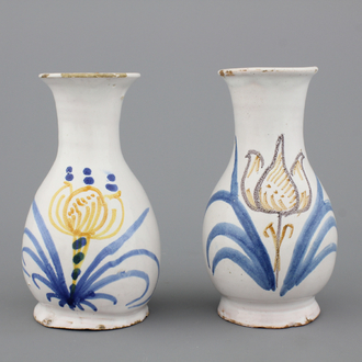 Paar kleine vaasjes in Frans aardewerk, Nevers, 17e eeuw'A pair of French faience Nevers small vases, 17th C.