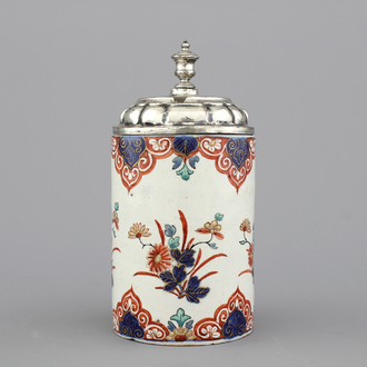 A Dutch Delft doré cylindrical beaker with silver lid, 18th C.