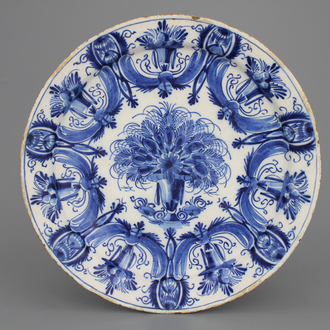 Plat fin en faïence de Delft, bleu et blanc, décor floral, 18e