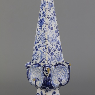 Grande obélisque en faïence de Delft, bleu et blanc, 18e