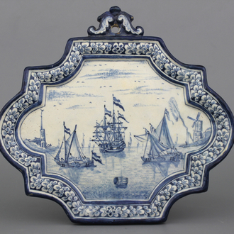 Plaquette en faïence de Delft, bleu et blanc, décor maritime, 18e