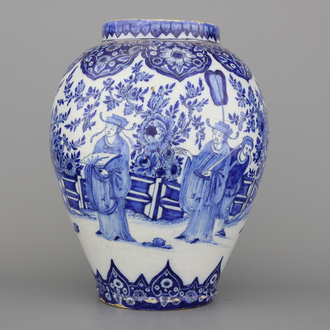 Grote blauw en witte Delftse vaas met chinoiserie, 18e eeuw