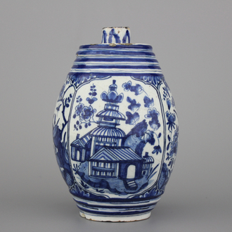 Bouteille rare pour boissons spiritueux en faïence de Delft, bleu et blanc avec chinoiserie en forme de tonneau, env. 1720