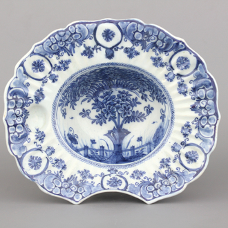Plat à barbe en faïence de Delft, bleu et blanc, décor arbre de thé ("tea-tree"), 18e