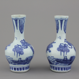 Paire de vases en forme de bouteilles en Delft hollandais ou anglais, bleu et blanc, 17e