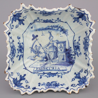 Coupe carrée en faïence de Delft, bleu et blanc, décor scène patriotique, 18e