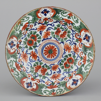 Plat ornamental en faïence polychrome de Delft, décor floral, 18e