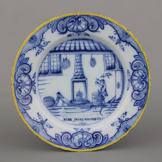Plat rare en faïence de Delft, bleu et blanc, décor fabriquant de tonneau, signé et daté 1762