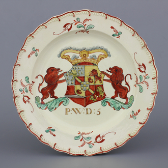 Zeldzaam Nederlands beschilderd Engels 'creamware' bord met koninklijk wapenschild, 18e eeuw