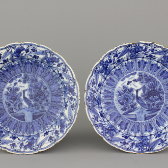Paire de plats en faïence de Delft, bleu et blanc, décor de paradisiers, 18e