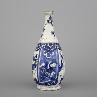Blauw en witte Delftse flesvormige vaas met chinoiserie, ca 1700