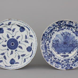 Deux plats en faïence de Delft, bleu et blanc, 18e