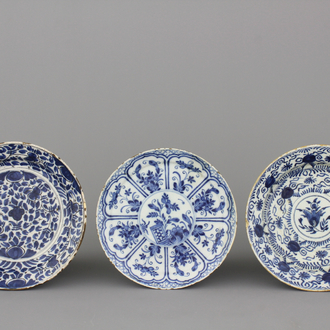 Groep van 3 blauw en witte Delftse borden, 18e eeuw