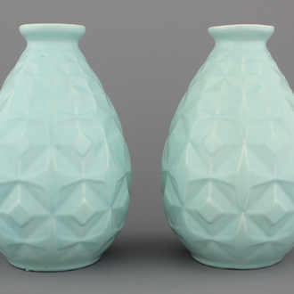 Paire de vases géometriques monochromes, Boch Frères Keramis, 1e moitié 20e