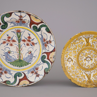 Twee polychrome Delftse borden, 17e-18e eeuw