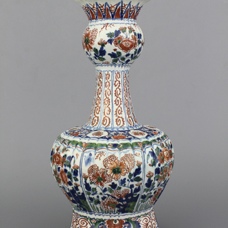 Vase côtelé en forme de bouteille en faïence de Delft, décor cachemire, env. 1700