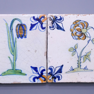 Deux carreaux en faïence polychrome de Delft, décor floral, 17e
