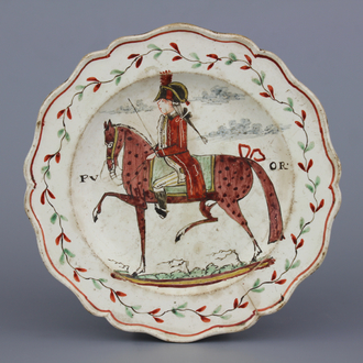 Plat orangiste anglais "creamware", peint en Hollande, portrait d'un cavalier royal, Leeds, 18e