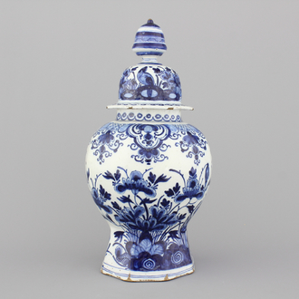 Vase balustre couvert en faïence de Delft, bleu et blanc, 18e