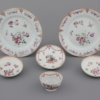 Lot van borden en theesets in Chinees porselein, famille rose, 18e eeuw