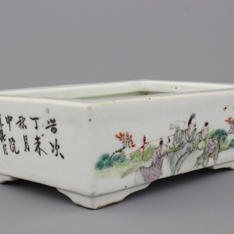 A Chinese porcelain polychrome rectangular bonsai bowl in Qianjiang style, 19/20th C.