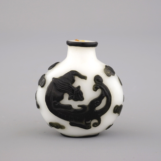 A Chinese overlay glass snuff bottle