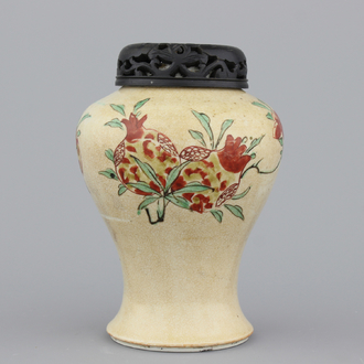 Vase en porcelaine de Chine, café au lait à décor wucai sansuo, Kangxi, env. 1690