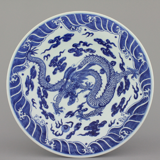 Grand plat bleu et blanc à décor de dragon, Chine, 19e