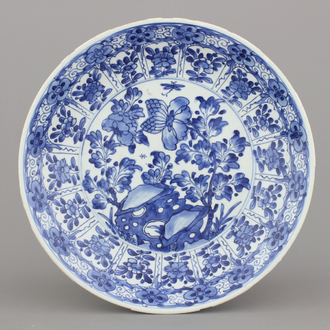Plat en porcelaine de Chine, bleu et blanc, Kangxi, début 18e