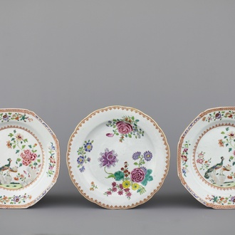 A set of 3 Chinese porcelain famille rose plates, Qianlong, 18th C.