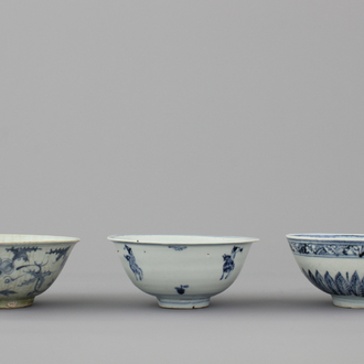 A set of 3 Chinese porcelain blue and white bowls, Ming dynasty