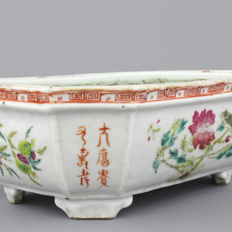 Octagonale bonsaikom in Chinees porselein, famille rose, 19e