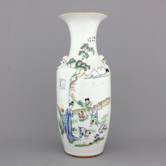 Vase en porcelaine de Chine à décor de garçons jouant dans un jardin, 19e-20e