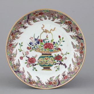 Bord in Chinees porselein met bloemenmand, famille rose, Yongzhen, 18e eeuw